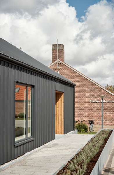 Tilbygning i stål og træ skaber ekstra plads til ”udlån” på Risskov Bibliotek, Risskov Bibliotek - Fortebakken 1, 8240 Risskov